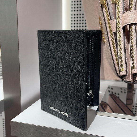 Michael Kors Jet Set Travel Passport Wallet
Black Signature/Silver-Tone Hardware - Picture 16 of 16